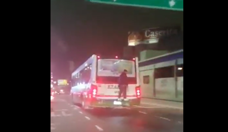 En plena autopista: Hombre viajó colgado atrás de una micro para no pagar pasaje