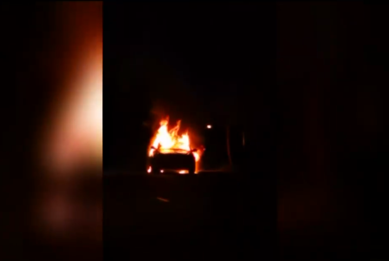 Buscan identificar a persona calcinada dentro de un vehículo incendiado en Lo Espejo