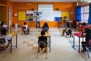 Mineduc responde: Qué se hace si hay 3 o más niños contagiados de COVID-19 en un curso