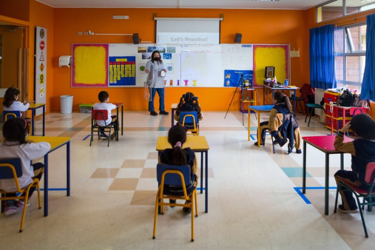 Mineduc responde: Qué se hace si hay 3 o más niños contagiados de COVID-19 en un curso