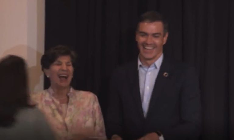 Sacó carcajadas: El gracioso momento de ministra Urrejola con el pdte. de España con micrófono abierto