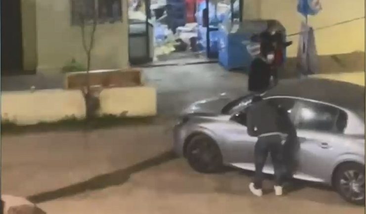 Violento asalto a minimarket de Macul: Delincuentes amenazaron a víctimas con cuchillos y una escopeta