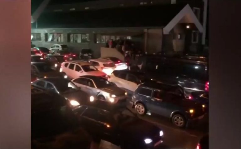 Crece tensión en Rusia por guerra en Ucrania: Ciudadanos arman tacos kilométricos para salir del país