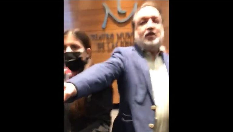 Grupo liderado por Francisco Muñoz también increpó a ex diputada María José Hoffmann en Las Condes