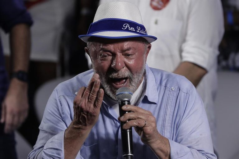 Encuestas lo dan como amplio favorito: Lula da Silva cierra campaña a la presidencia con multitudinario acto
