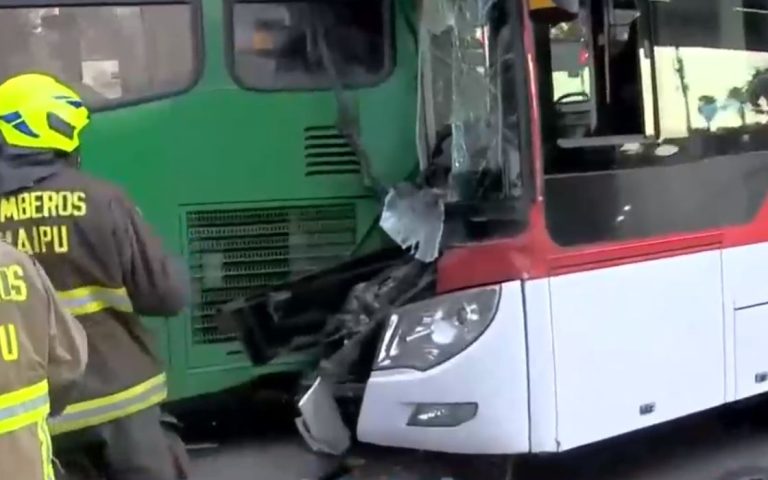 Conductor quedó atrapado tras choque con micro en Maipú: Fue rescatado por bomberos