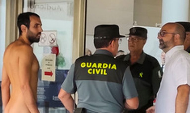 Joven llegó desnudo a tribunal para recibir sanción por exhibicionismo en calles de Valencia
