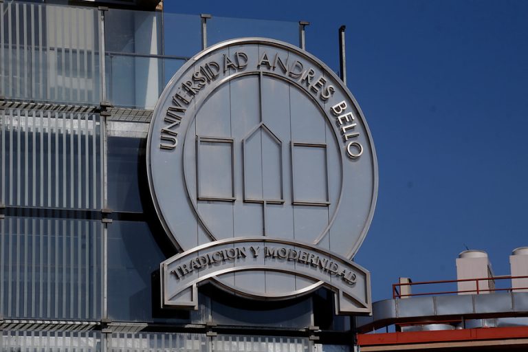 Así da gusto: U. Andrés Bello descubre que alumnos contrataron a un tercero para rendir exámenes online