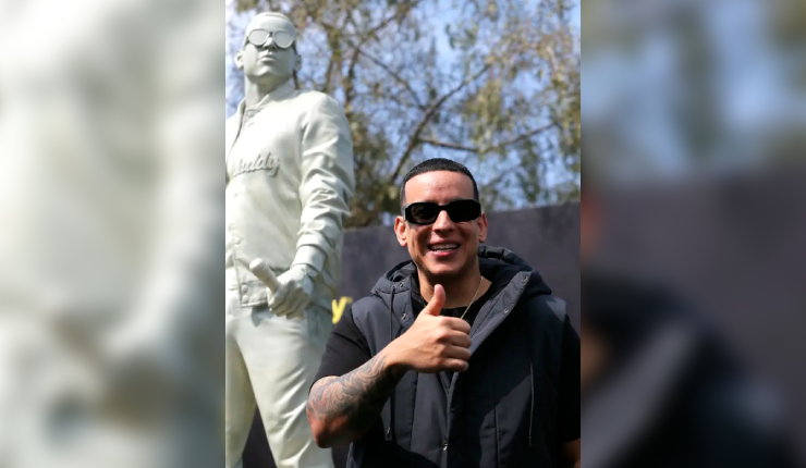El momento en que Daddy Yankee destapó una escultura de sí mismo en el Estadio Nacional