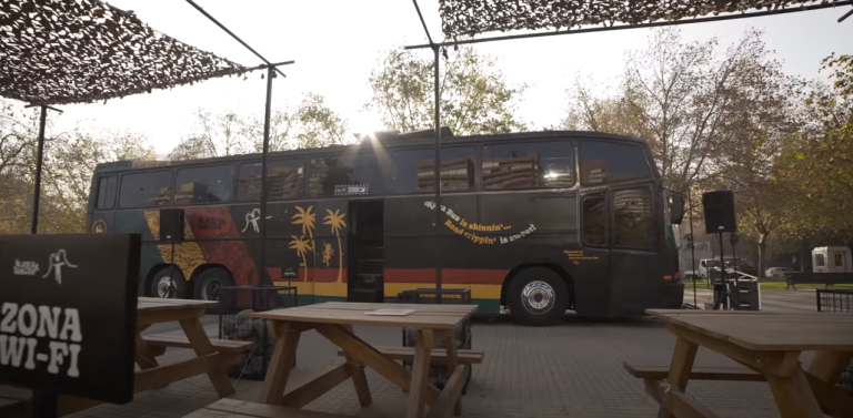 Instalan el primer punto gratuito de reciclaje de ropa en la Región Metropolitana: ¿Dónde es y cómo funciona?