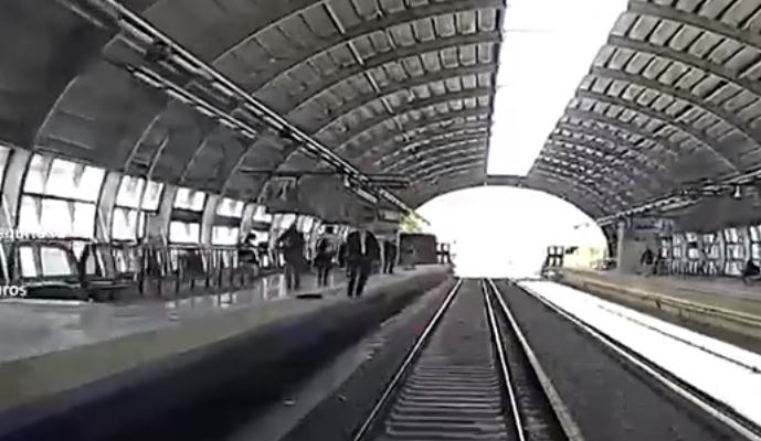 Pasajero se desmayó y cayó a las vías cuando tren llegaba a la estación