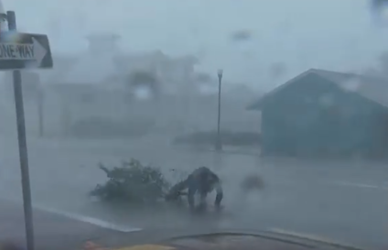 Casi salió volando: Meteorólogo vivió momentos de terror transmitiendo en vivo llegada del huracán Ian