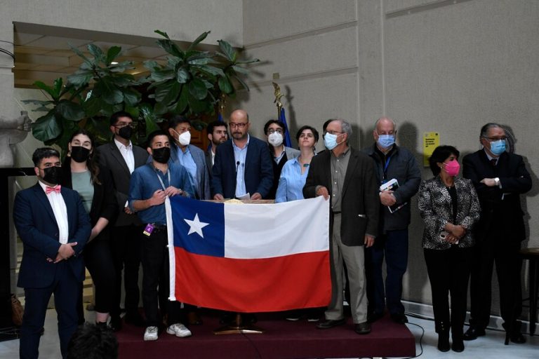 Órgano 100% electo, paridad, comité de expertos y plebiscito de salida: Así es la propuesta del oficialismo para la nueva Constitución