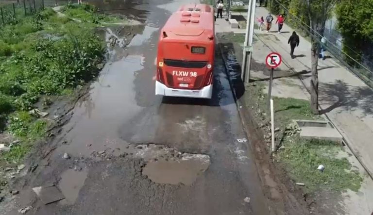 Chile a Medias: Avenida en Maipú está repleta de hoyos (con filtraciones de agua) que ponen en peligro a automovilistas