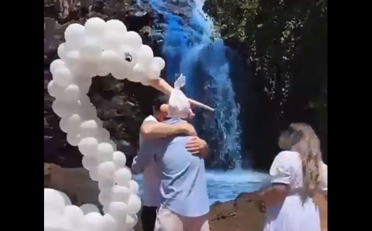 No es broma: Cascada fue teñida de azul durante fiesta que reveló el género de una guagua