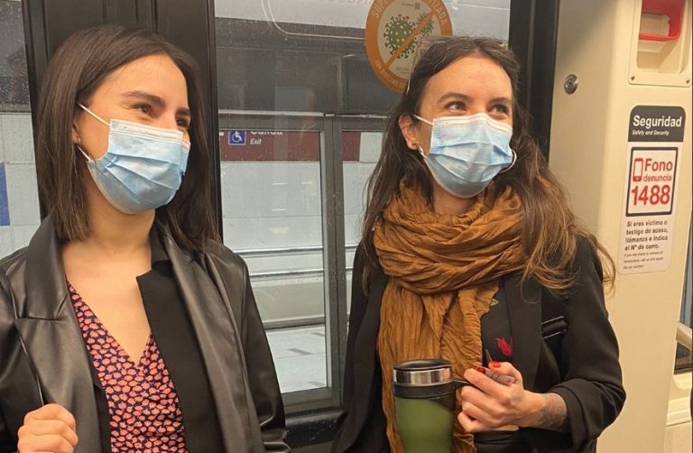 Camila Vallejo llegó a La Moneda en Metro por el Día Sin Auto