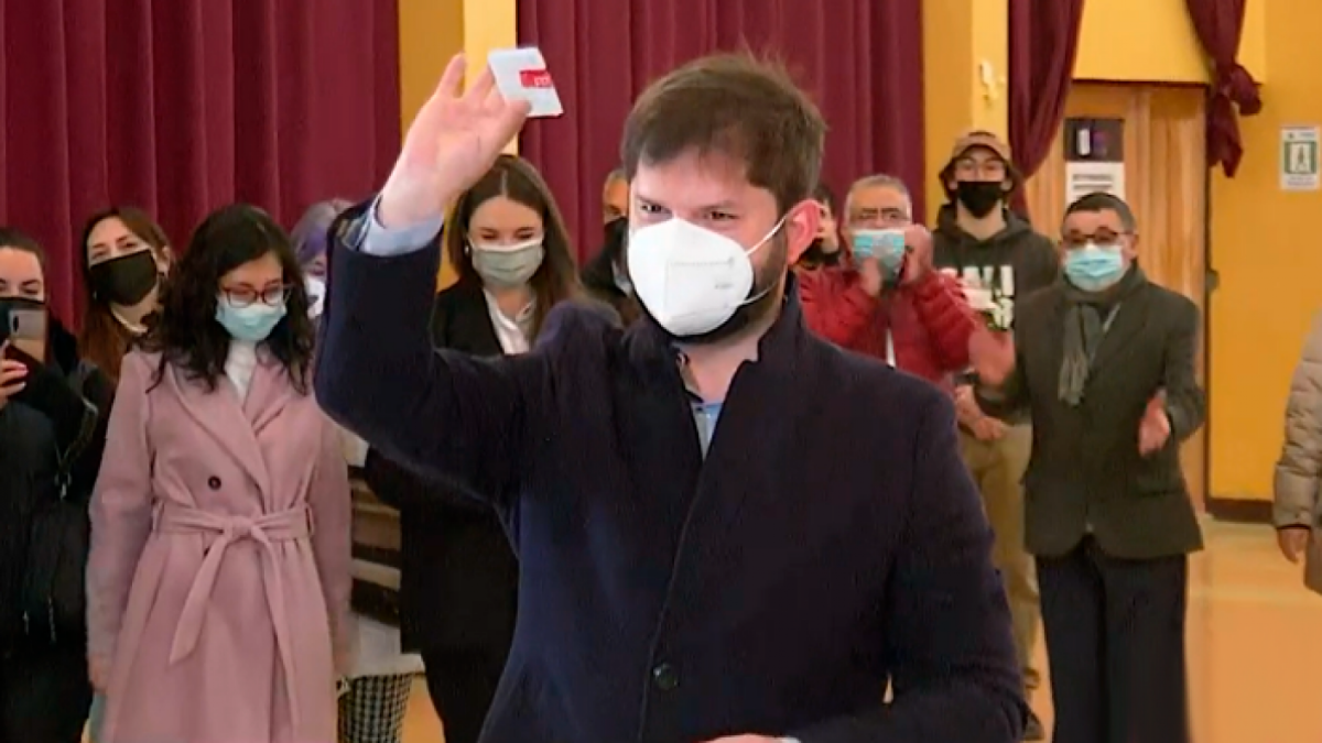 Presidente Gabriel Boric ejerció su voto en Punta Arenas