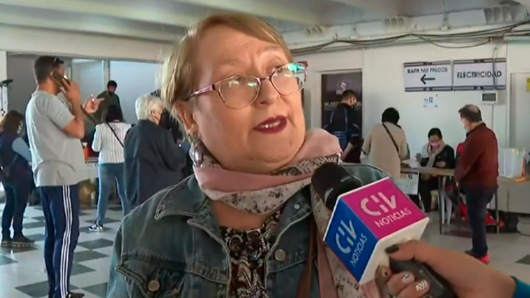 Votante causo sensación por su parecido con Michelle Bachelet