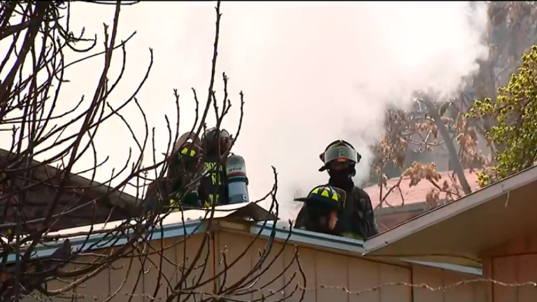Último minuto: Registran gran incendio de casa en La Florida
