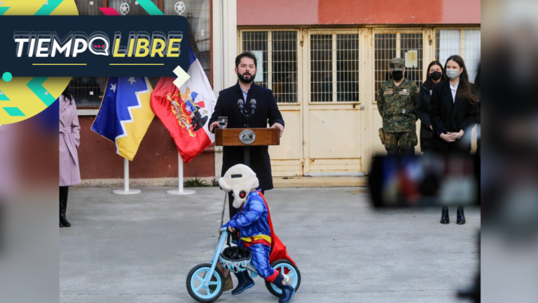 Mini Superman en bicicleta se hizo presente en discurso del Presidente Boric