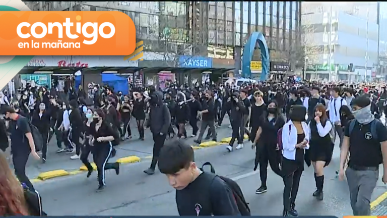 Multitudinaria marcha estudiantil transita por la Alameda hacia La Moneda
