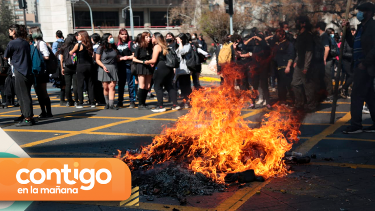 Estudiantes secundarios generan caos en la Alameda a minutos de que comience el cambio de gabinete