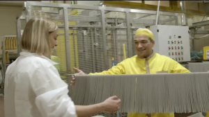 Anhelado por todos: Emilia Daiber conoció la fábrica de la pasta en Gragnano