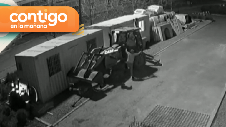 Asaltantes escaparon en una retroexcavadora tras robarla de un colegio: Intentaron atropellar a Carabineros