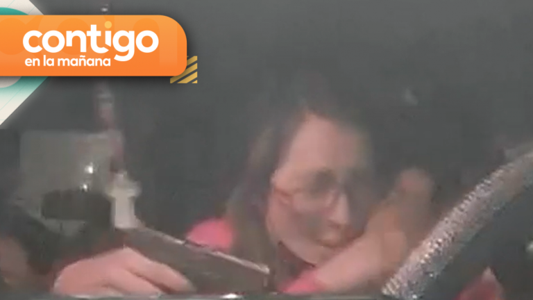 ¡Impactante registro! Conductora de aplicación repelió asalto a mano armada en su auto