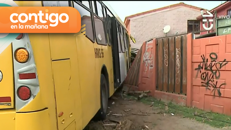 Último minuto: Chofer de micro perdió el control y chocó contra una casa en Puente Alto