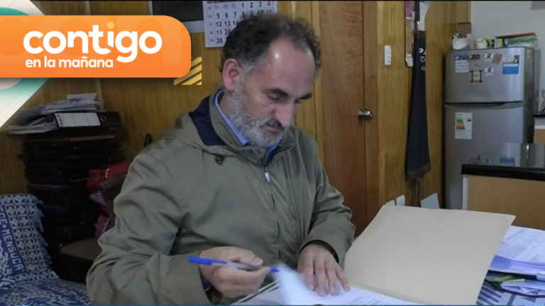 Viviría junto a su pareja: Denuncian que concejal utiliza oficina municipal para dormir