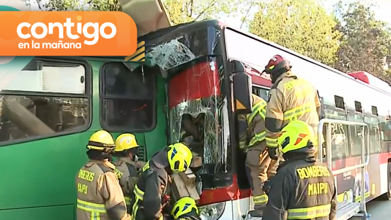 Chofer quedó atrapado: Registran impactante choque entre cuatro micros en Maipú