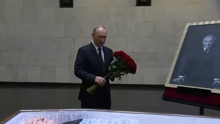 Dejó flores en su féretro: Putin acudió a despedirse de Gorbachov al hospital donde falleció en Moscú
