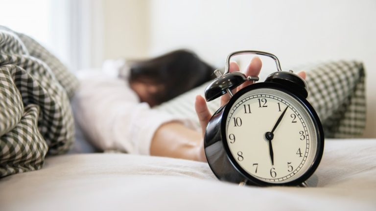 De hacer deporte a evitar las siestas: Las recomendaciones para sobrellevar los efectos del cambio de hora