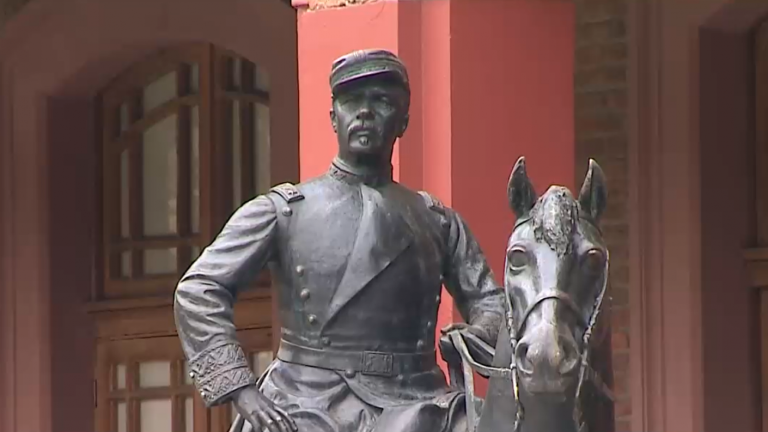 A un año de su retiro desde Plaza Italia: Estatua del general Baquedano vuelve para exhibición gratuita