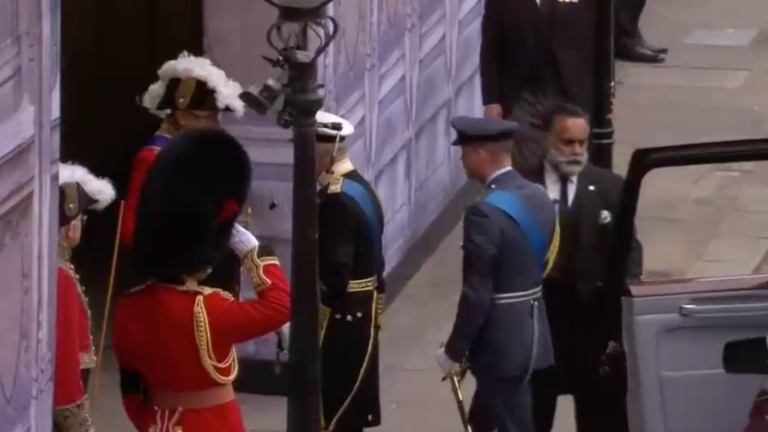 Acompañado de William y Harry: Así fue la llegada del rey Carlos III al funeral de Isabel II