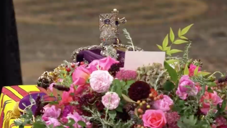 El solemne silencio de dos minutos que marcó el término del funeral de la reina Isabel II