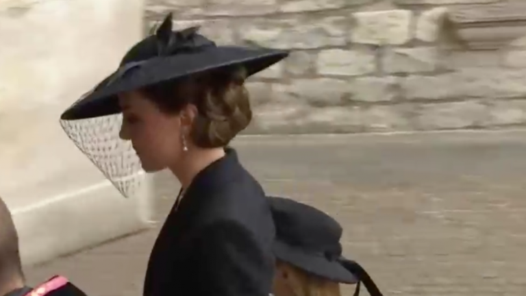 Kate Middleton lució collar de la reina Isabel II durante su funeral