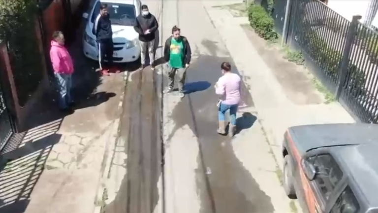 Chile a medias: Vecinos de Maipú denuncian abandono de SMAPA por filtraciones en pasaje Walt Disney