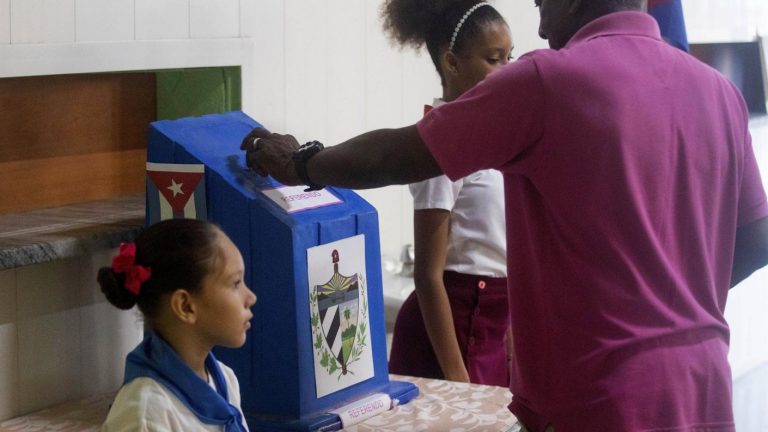 Cuba aprueba matrimonio igualitario en referéndum marcado por porcentaje de abstención
