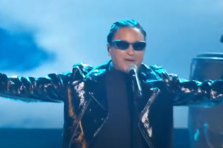 Ahora lo homenajeó él: Elvis Crespo cantó versión de Neverita de Bad Bunny en los premios Billboard
