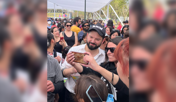 Las postales que dejó la sorpresiva visita del pdte. Boric a la Primavera del Libro