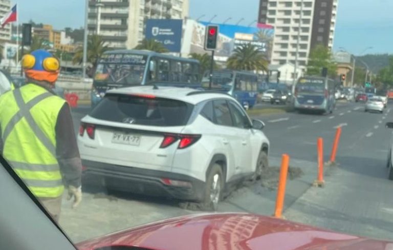 Insólito registro muestra a conductor que quedó atascado con su auto en cemento fresco en Concepción