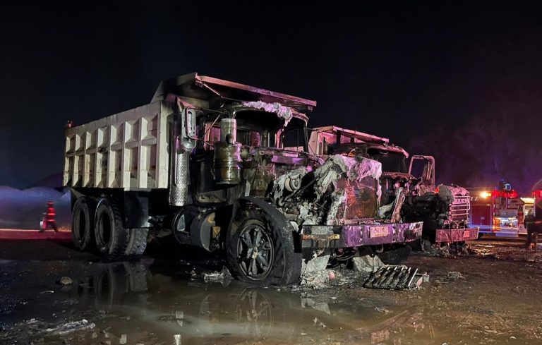 Queman 5 camiones que estaban estacionados al interior de empresa de áridos en Puente Alto