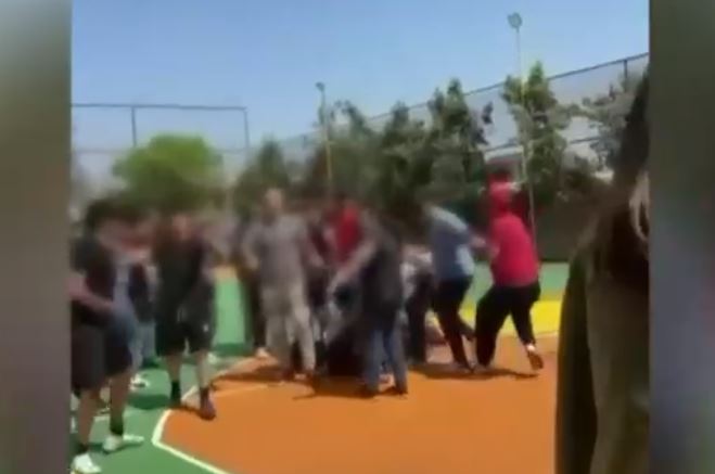 Apoderados protagonizan enfrentamiento a golpes tras partido de baby fútbol en colegio de La Cisterna