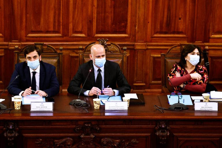 Pasan los días y no hay humo blanco: Fuerzas políticas debaten por plazos de futuro proceso constituyente