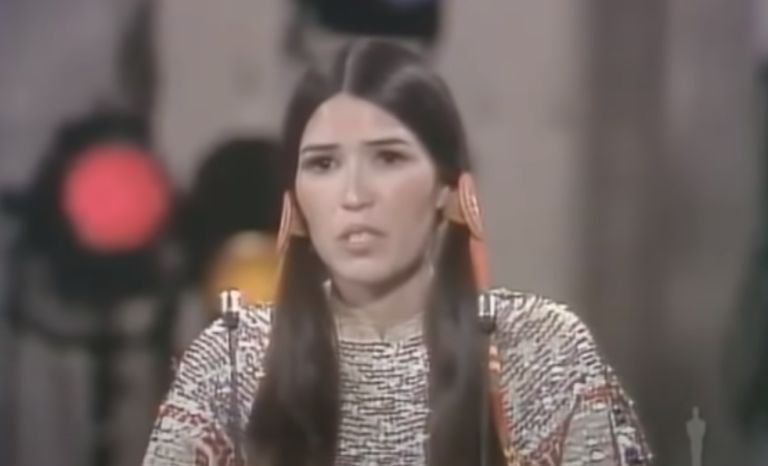Murió Sacheen Littlefeather, activista indígena que rechazó el Oscar de Marlon Brando, a los 75 años