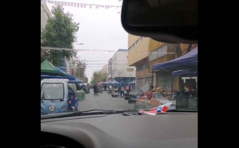 Locatario de Barrio Meiggs denuncia que volvieron los toldos azules: 