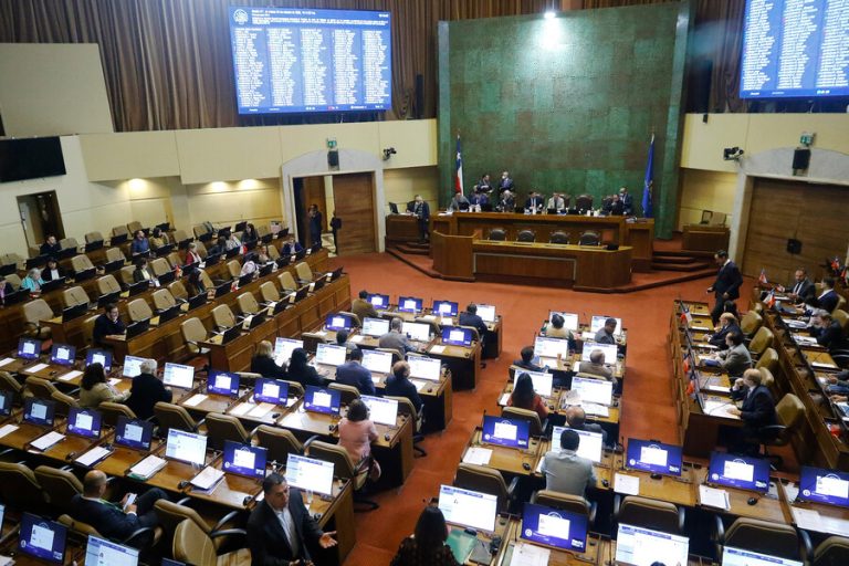 Bases y mecanismos: Partidos políticos negocian acuerdo para redactar proyecto de Nueva Constitución