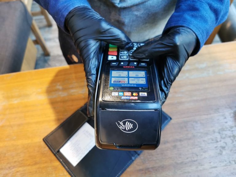 Polémica por tarifa en sistemas de pago: FNE solicita que Transbank cumpla con fallo de la Corte Suprema